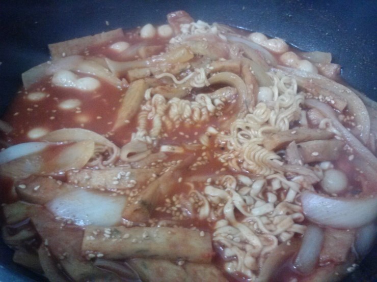  조랭이떡을 넣어 만든 야식 라볶이