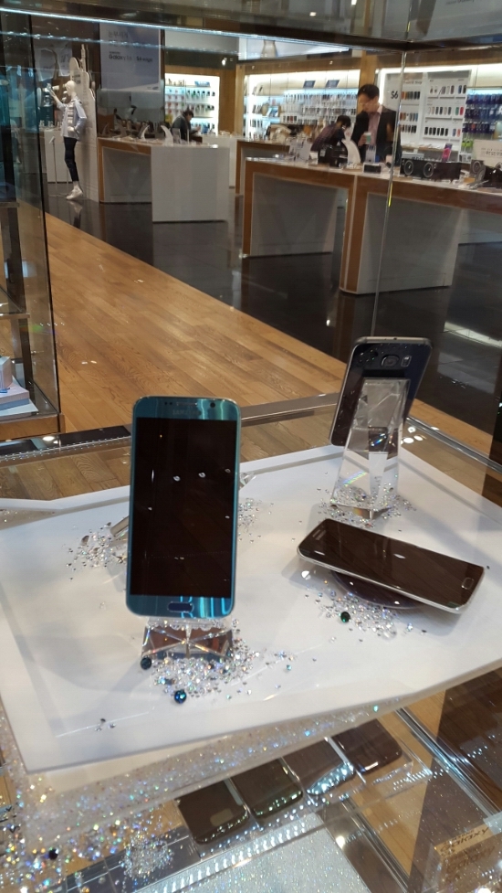  강남역 삼성 딜라이트 전시된 "갤럭시 S6 & 엣지"