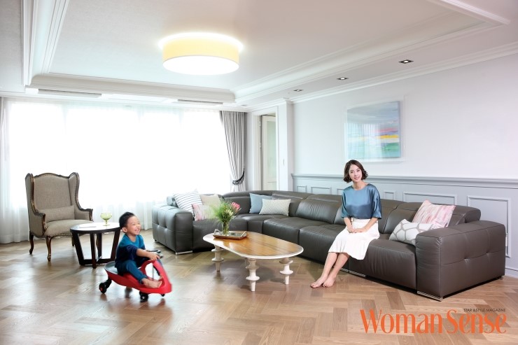  [우먼센스 2014.10월호] 헤링본바닥으로 꾸민 탤런트 김윤경의 모던프렌치하우스-구정마루 프라하 브러쉬골드_애쉬아몬드를 만나보세요.