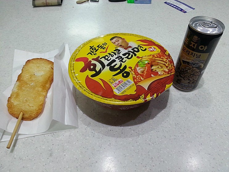 나를 살찌우는 야식 사발면 오징어바 커피 나를 살찌우는 야식 사발면 오징어바 커피