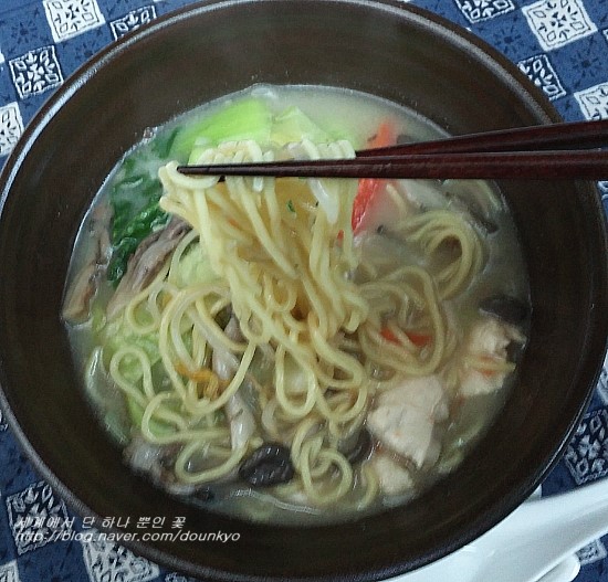  니코미라멘 돈코츠맛 (煮込みラーメン とんこつ味)