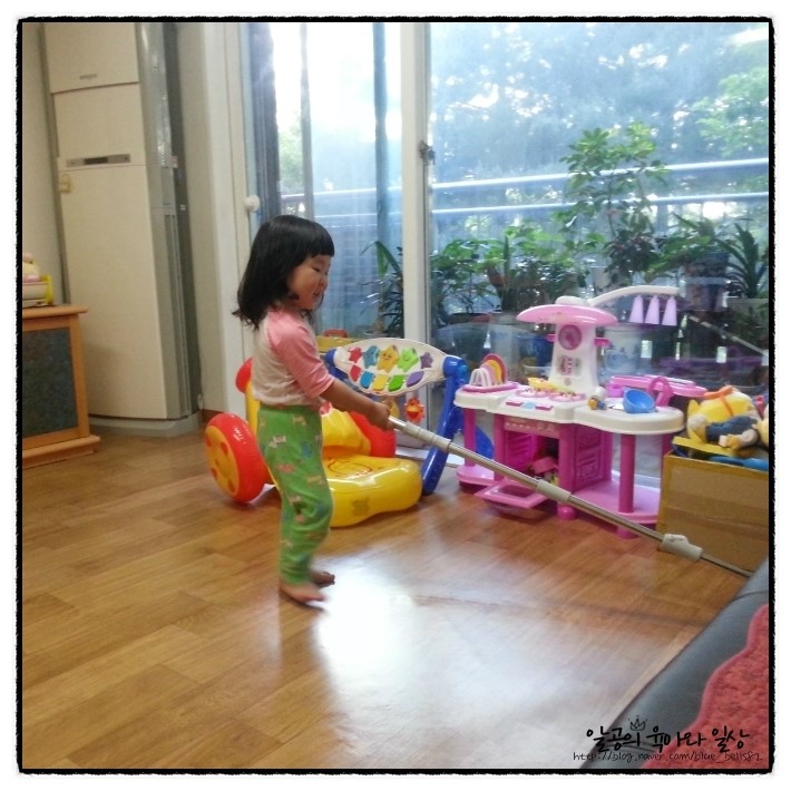 생후27개월 : 혼자서 청소하기^^ 생후27개월 : 혼자서 청소하기^^
