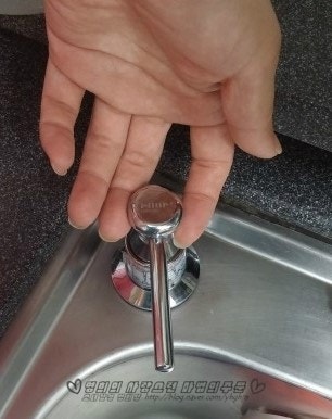 ★주방 세제통이 싱크대 안으로 쏘옥!! *빌트인 디스펜서 세제통*