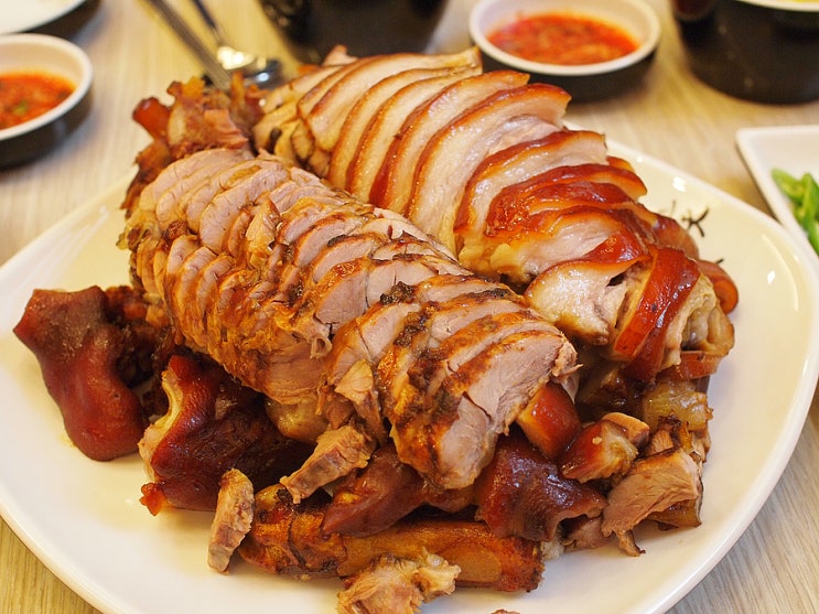  매일 매일 한약제에 삶는 자양동 족발 맛집 돈오족발