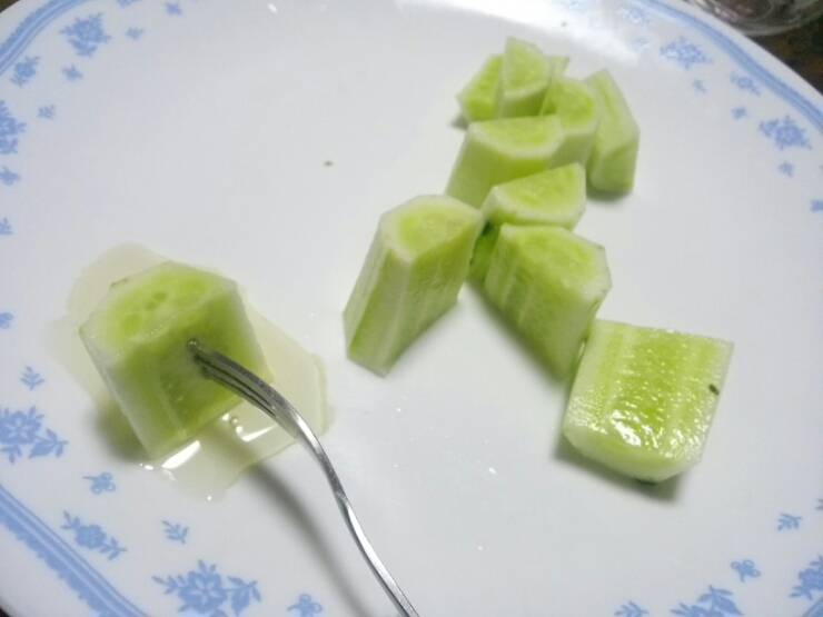  오이에 꿀을찍어먹으면 메론맛이 난다는데