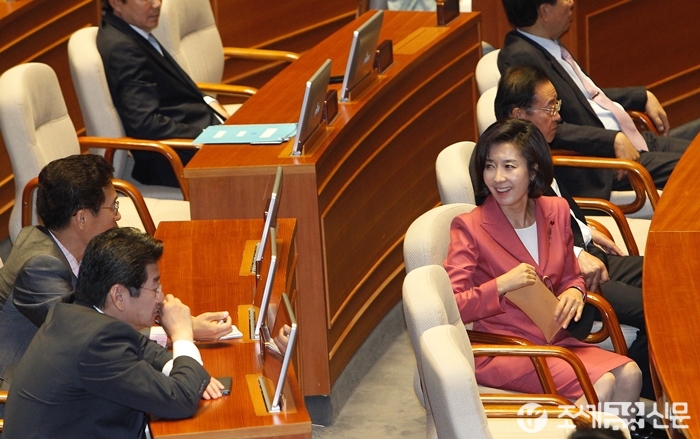 [포토] '경제분야 <b>대정부질문</b>', 동료 <b>의원</b>과 대화 나누는 <b>나경원</b>... 