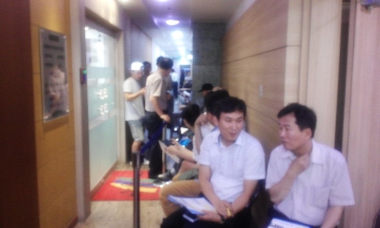  마곡센트럴타워2오픈 이틀전 청약순서을 기다리며 밤샘하는 청약자들
