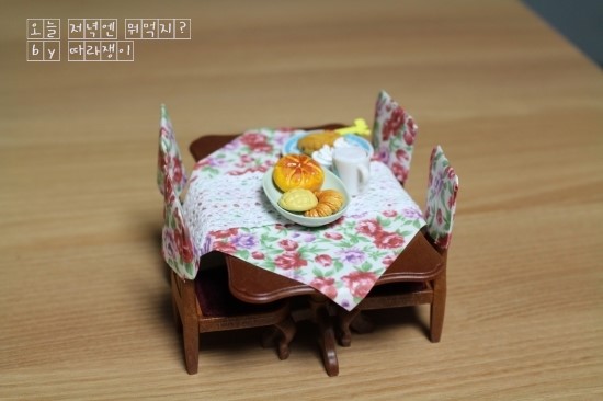 [DIY] 종이소품 만들기 - 식탁보와 의자커버, 책, 액자