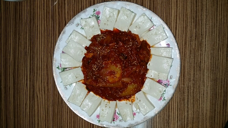  두부위에 김치랑 돼지고기한점, 두부김치