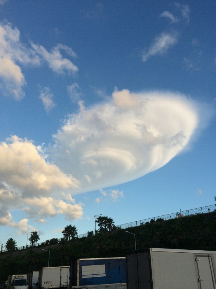  제주공항 UFO? 함선? 모양의 구름이 둥실~