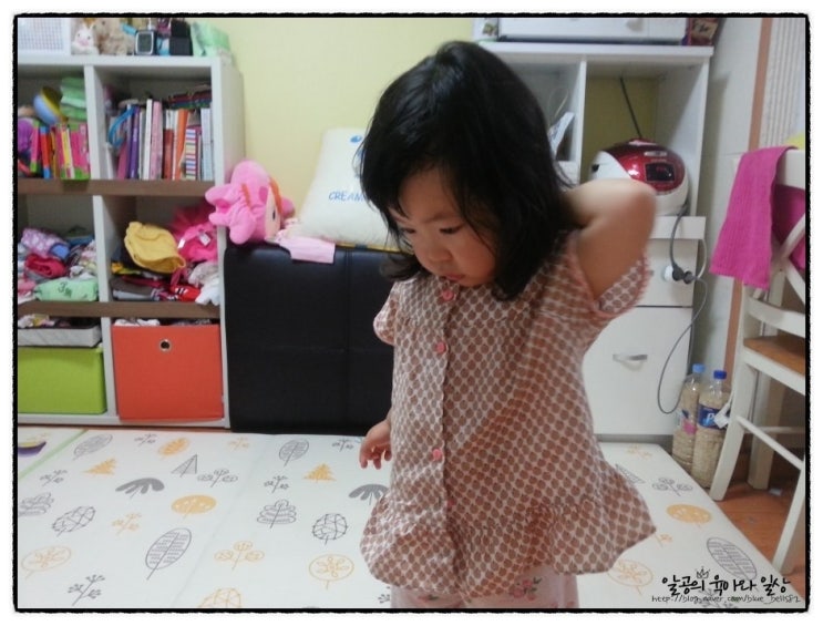 뽁뽁이 터트리며 노는 달이^^ 뽁뽁이 터트리며 노는 달이^^