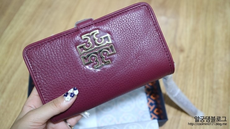 토리버치 :: 토리버치 브리튼 스마트폰 지갑 Britten Smartphone Wallet Red Agate 