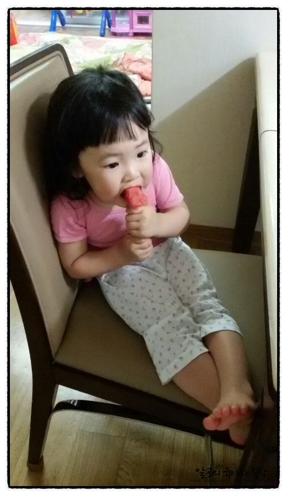 생후29개월 : 달이는 수박 먹는 중ㅋㅋ 생후29개월 : 달이는 수박 먹는 중ㅋㅋ