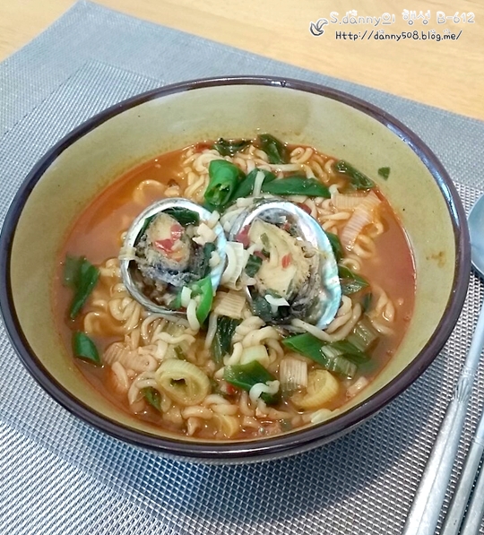 와이프와 함께 전복라면 삼매경!!!! 와이프와 함께 전복라면 삼매경!!!!