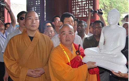 <b>소림사</b>(少林寺) 스님들, 베이징(北京) 상경 "<b>주지</b> 10가지 죄 폭로"