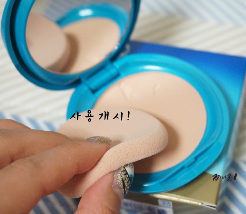 워터프루프 기능이 있는 시세이도 파란팩트::UV프로텍티브 컴팩트 파운데이션