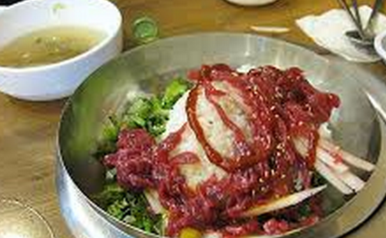  오늘 점심메뉴는 맛있는 육회덮밥! 
