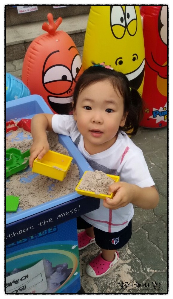 촉촉이모래놀이 좋아하네요^^ 촉촉이모래놀이 좋아하네요^^