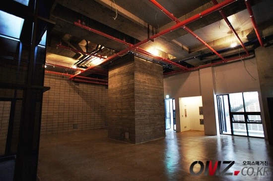 삼성동 신축 지하임대 - 층고5미터, 에폭시 바닥, 선큰구조, 남녀화장실