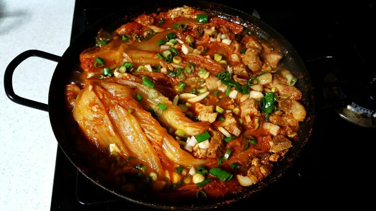 찬바람 부니 생각나는 메뉴 돼지고기 묵은지 김치찜만드는법~^^
