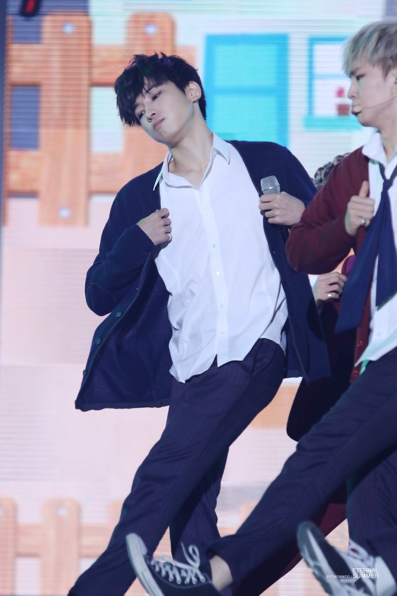 세븐틴 원우 검은색 의상 (가디건 + 수트)