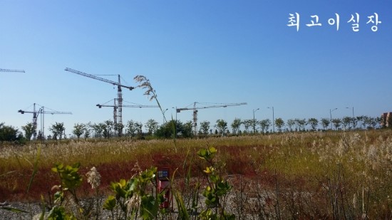  하늘은 구름한점없이 맑은데 힘든하루이다.