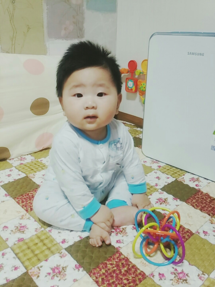뒤집기도 잘하고 앉기도 잘 앉아 있어요.^^ 뒤집기도 잘하고 앉기도 잘 앉아 있어요.^^
