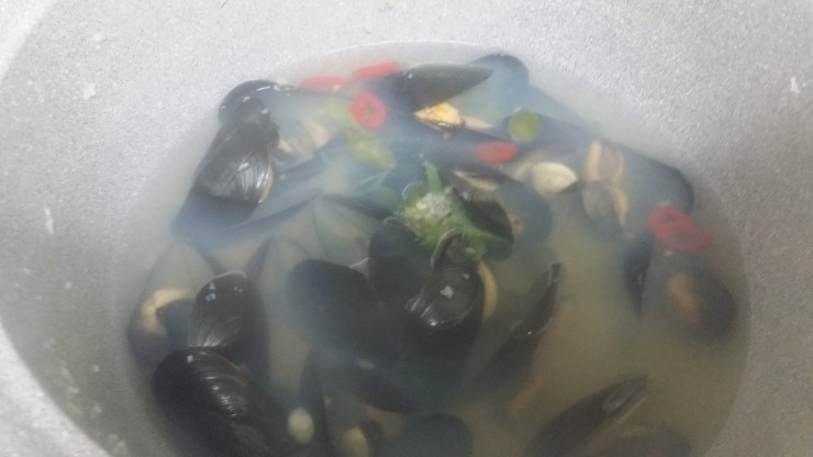  뜨끈..홍합탕 한그릇 먹으니 열이 나네요.