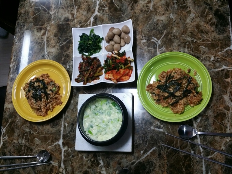  볶음밥에 갓김치 맛이 좋아요~