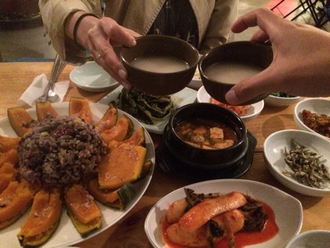  단호박 안에 찐 밥과 막걸리 한 잔