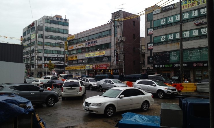  비내리는 발산역 중심상업지 공사현장들의 모습입니다.