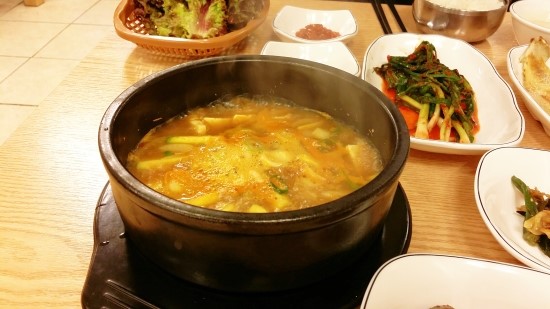  오늘점심은 푸짐한 백반을 먹었습니다 ㅎ