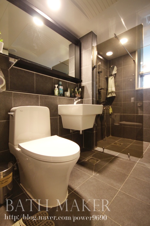 벽타일과 바닥 타일을 하나로 통일해준 분위기있는 욕실리모델링 