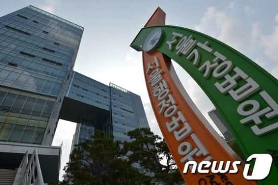 '자살보험금 논란' 행정소송, 금융당국 승소.."재해보험금 지급"-법원 "일반인은 약관 그대로 믿었을 것..위험은 보험사가 부담해야" 보험사-개별 계약자간 민사소송은 결과 엇갈려..소송에 영향 미칠 듯 '자살보험금 논란' 행정소송, 금융당국 승소.."재해보험금 지급"-법원 "일반인은 약관 그대로 믿었을 것..위험은 보험사가 부담해야" 보험사-개별 계약자간 민사소송은 결과 엇갈려..소송에 영향 미칠 듯