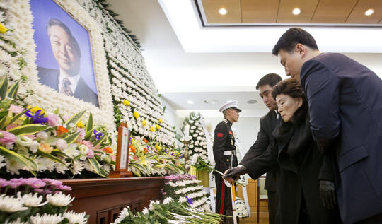 <b>손명순 여사</b> 김영삼 전대통령 서거 임종 지키지 못했다고... 