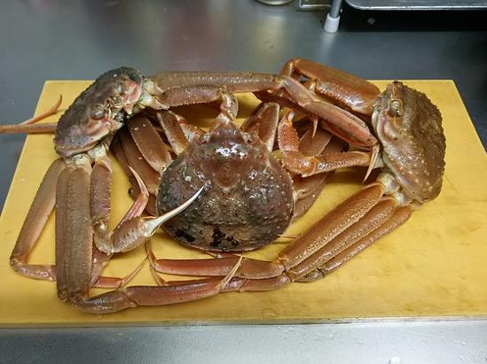  오랜시간 푹 쪄서 새빨개진 대게찜