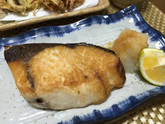  간장으로 간을 조절하는 국수먹었어요