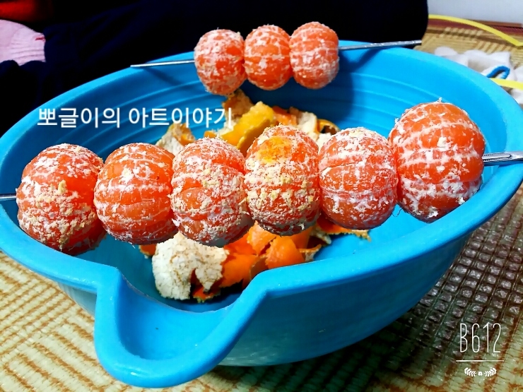  아이들과  함께 굴꼬치를 ~~~먹어요.