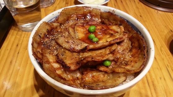  완두콩이 풍미를 더한 돼지고기덮밥