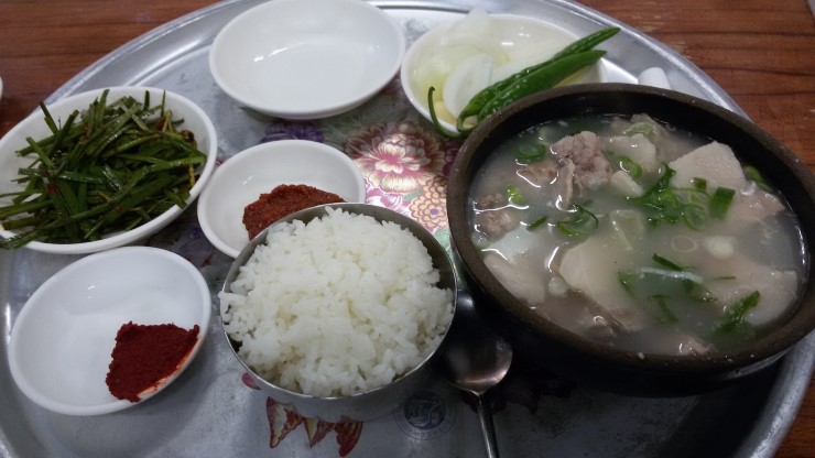  추운날엔 ~ 돼지국밥 드셔보세요