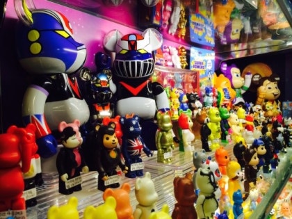 [大阪の秋葉原] フィギュア ショッピング おもちゃベアブリック 売っているところ 電電タウン アニメイト トレザリャス 大阪メイドカフェ フィギュア リジェロフィギュア 大阪の見どころ、遊びどころ