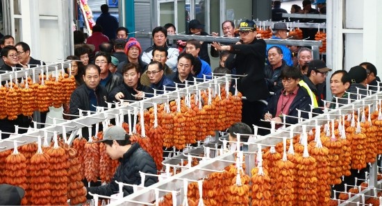 <b>함양곶감</b> 이상기후피해 불구 차질없이 <b>초매식</b> 열었다