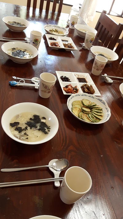  점심은 담백한 국물이 끝내주는 떡국~