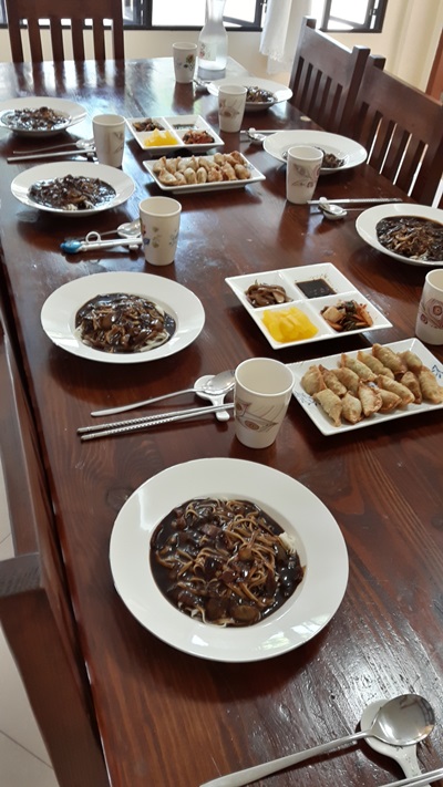  점심은 양손으로 비벼 먹는 짜장면과 군만두~