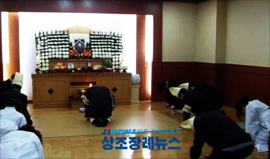 신 장례문화 2일葬 늘어…바뀌는 장례 풍속도-비용부담 커 3일장 대신 2일장 택하는 사람 늘어 신 장례문화 2일葬 늘어…바뀌는 장례 풍속도-비용부담 커 3일장 대신 2일장 택하는 사람 늘어