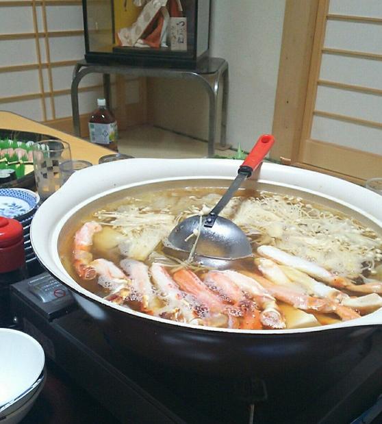  큰 냄비에 조리하는 대량의 우동