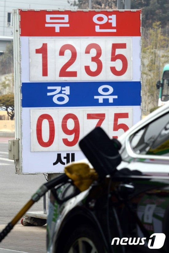 국제유가 급락, ‘휘발유 1200원대 시대’ 도래…세계경제 불안요인 전망도 - 17일, 주간 평균가격 1300원대 진입…2009년 이후 7년만에 처음 국제유가 급락, ‘휘발유 1200원대 시대’ 도래…세계경제 불안요인 전망도 - 17일, 주간 평균가격 1300원대 진입…2009년 이후 7년만에 처음