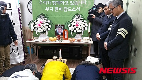 "마지막 길 외롭지 않기를"… 쪽방촌 무연고자 장례식 "마지막 길 외롭지 않기를"… 쪽방촌 무연고자 장례식