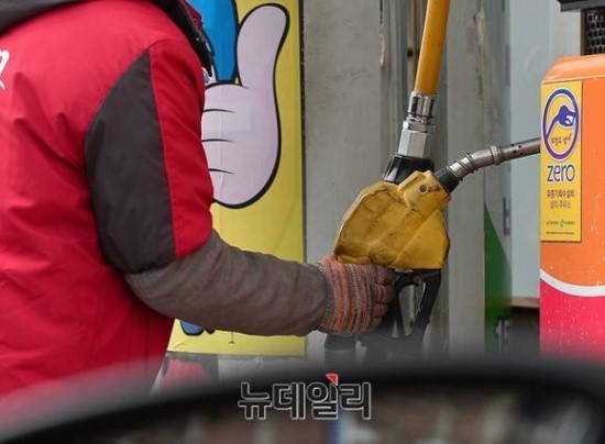 동일한 산업구조 불구 200원 이상 더 비싸 - 세금폭탄에 소비자만 '봉'…"일본보다 더 비싼 휘발유 쓴다" "ℓ당 864.88원 세금에, 원유 공짜로 가져와도 1200원 이하 불가능" 동일한 산업구조 불구 200원 이상 더 비싸 - 세금폭탄에 소비자만 '봉'…"일본보다 더 비싼 휘발유 쓴다" "ℓ당 864.88원 세금에, 원유 공짜로 가져와도 1200원 이하 불가능"