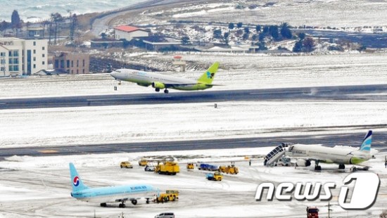 폭설로 사흘간 제주공항 결항…여행자보험 보상 되나? - 국내 항공 지연 담보 없어…해외 여행도 비행기 조난·납치 경우에 한해